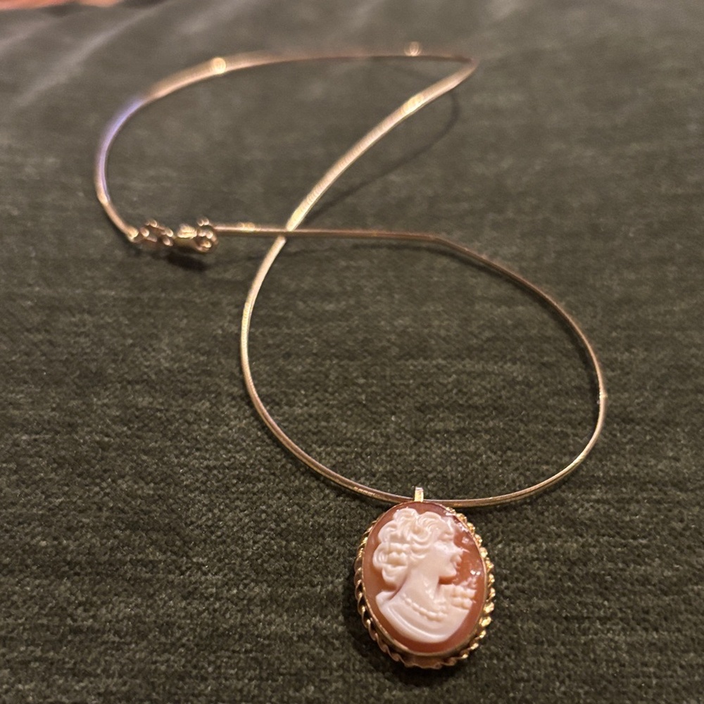 Elegant 14 k gold chain and 14 k gold Cameo Pendant Necklace